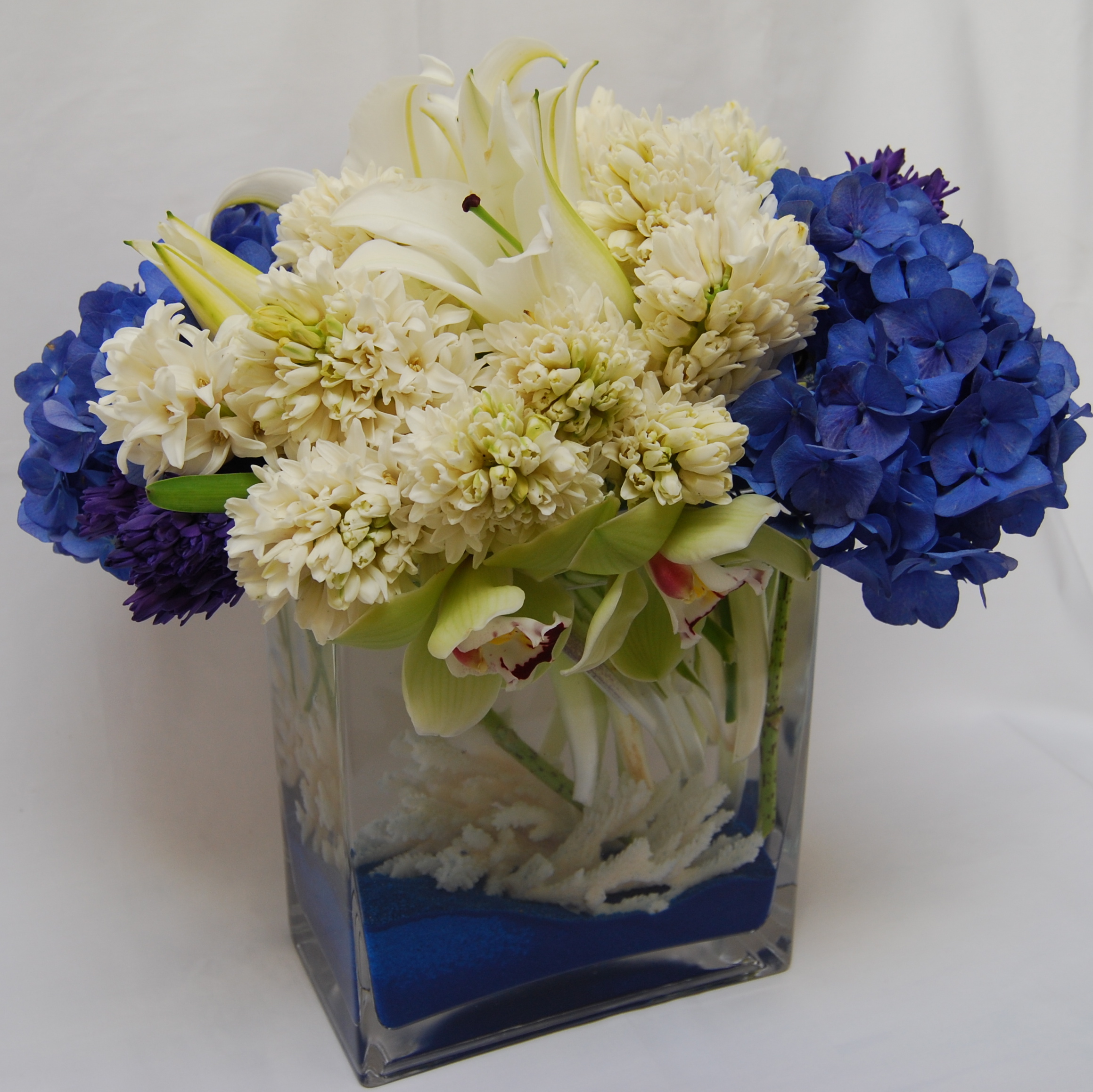 Cream and blue hydrangea compact vase design